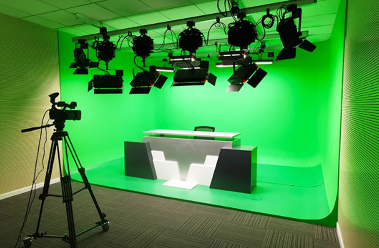虚拟演播室搭建 校园电视台融媒体建设实景直播间装修图2