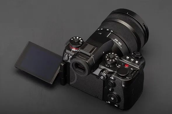 松下Lumix DC-S1II后屏