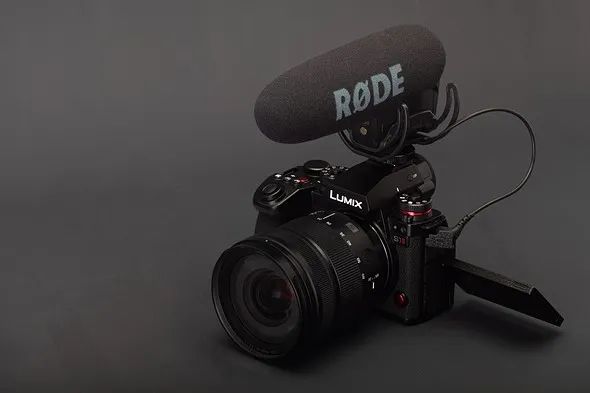 松下Lumix DC-S1II带麦克风